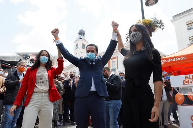 El candidato de Ciudadanos (Cs) a la presidencia de la Comunidad de Madrid, Edmundo Bal, acompañado por la presidenta del partido, Inés Arrimadas (i), y la vicealcaldesa de Madrid, Begoña Villacís (d), durante un acto de campaña realizado este domingo en la Puerta del Sol.