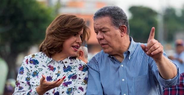 El expresidente dominicano Leonel Fernández junto a Margarita Cedeño en una foto de archivo donde se postuló a candidata a vicepresidenta en las elecciones pasadas.