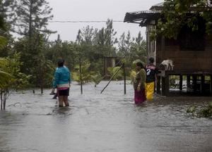 Varias personas fueron registradas este jueves al abandonar sus hogares en la comunidad pista 43, tras el paso del huracán ETA, en la costa caribe norte en Bilwi, Nicaragua.