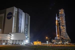 El cohete SLS con una cápsula Orión, parte de la misión Artemis 1, está siendo transportado desde el Edificio de Montaje de Vehículos de la NASA hasta la plataforma 39B en el Centro Espacial Kennedy, en Merrit Island, Florida (EE.UU.), este 16 de agosto de 2022.