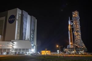 El cohete SLS de la misión Artemis I inicia su traslado a la plataforma de despegue