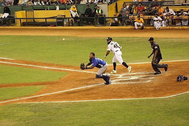Los Tigres del Licey comenzaron la serie final de la liga de béisbol dominicana este lunes con un contundente triunfo a domicilio por 17-2 sobre los Toros del Este.
