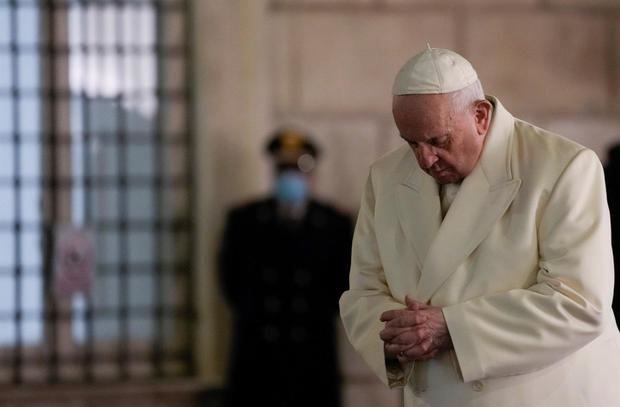 El papa Francisco reza en privado ante la Inmaculada en Roma