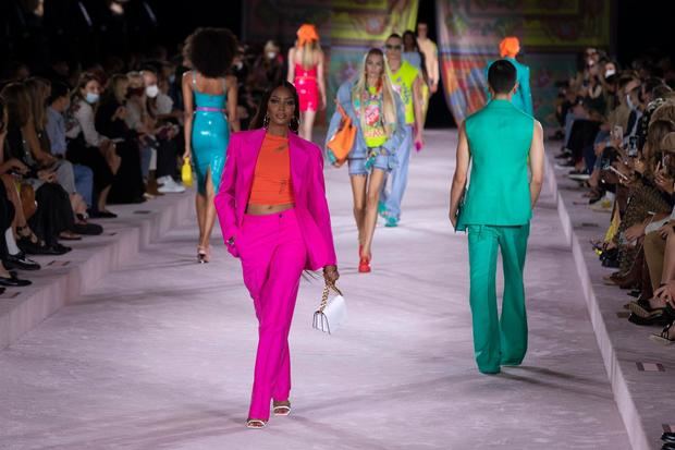 Fotografía de archivo de Naomi Campbell con una creación de Versace en un desfile de moda en Milán (Italia) el pasado mes de septiembre.