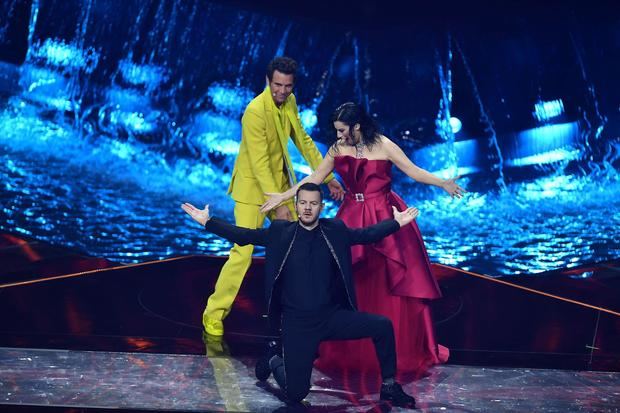 Alessandro Cattelan (frente), Mika (i.) y Laura Pausini presentan la segunda semifinal del 66º Festival de la Canción de Eurovisión en Turín, Italia.