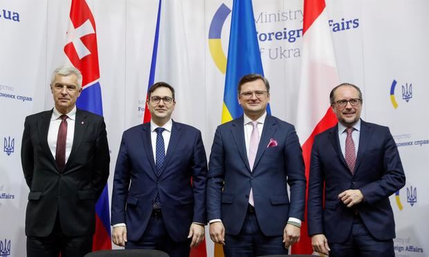 El ministro eslovaco de Asuntos Exteriores, Ivan Korcok, el checo Jan Lipavsky, el ucraniano Dmytro Kuleba y el austriaco Alexander Schallenberg, tras su reunión este martes en Kiev.