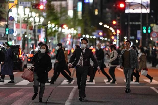 El Gobierno japonés va a entregar una cantidad equivalente a unos 900 dólares a cada uno de sus ciudadanos para compensar las pérdidas económicas por la pandemia de coronavirus.