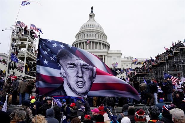 Manifestantes pro-Trump asaltan los terrenos del Capitolio en Washington, DC, Estados Unidos, el 6 de enero de 2021.