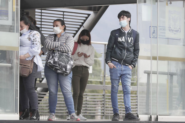 Fotografía de archivo de varias personas mientras usan mascarillas en espacios abiertos en las calles de Bogotá, Colombia.