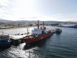 'Hespérides' se encuentra desde ayer en el Estrecho de Magallanes para atracar en el puerto chileno de Punta Arenas antes de dirigirse a las bases antárticas españolas de las islas Shetland del Sur en su XXVII campaña en el Continente Helado.