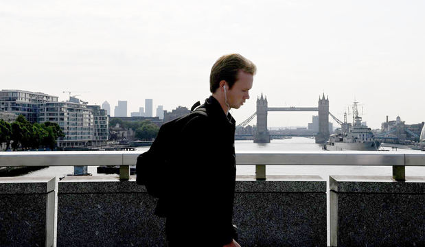 Un joven camina por el London Bridge, en Londres, este lunes.