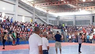 Director provincial de Santiago destaca labor de ABASACA en inaugurar gigantesco minibaloncesto.