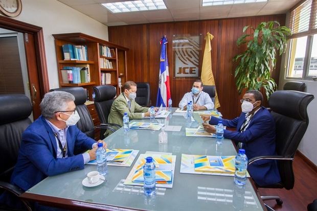 JCE sostiene reunión con veedores designados en la Dirección de Elecciones sobre elecciones del 5 de julio de 2020.