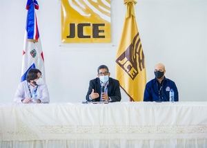 Funcionarios de la JCE sostiene reunión con veedores y delegados técnicos de partidos 