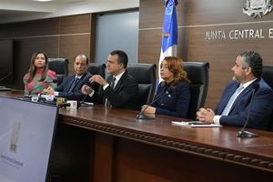 Pleno de la JCE y organizaciones polí­ticas firman compromiso por la integridad electoral