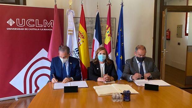 El Ministro del MESCYT, Franklin García Fermín y el rector de la UCLM, José Julián Garde López-Brea, firmaron el acuerdo en la sede de la universidad española.