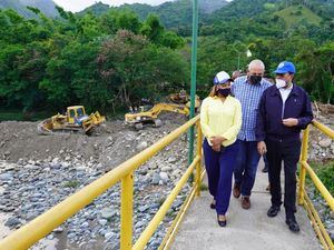 El director del INDRHI, la gobernadora de la provincia Monseñor Nouel y el  director de CORAAMON en la inspección de los trabajos de construcción de muros en el río Yuna.