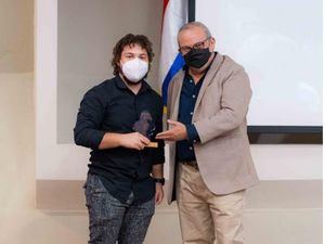 Alfonso Quiñones entrega premio a Braulio Lora, director de Forte, por mejor dirección fotográfica, premio que también ganó este corto.