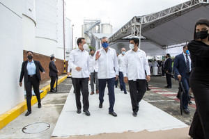 Presidente Luis Abinader asiste a la firma de la Alianza Caribbean Glass Industry & Cerveceria Nacional Dominicana