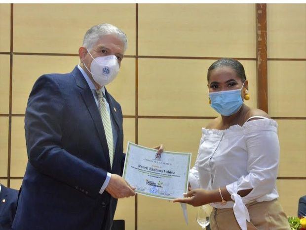 Eduardo Estrella junto a una de las graduandas.