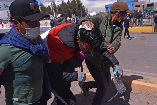Un herido durante los enfrentamientos entre manifestantes y la policía fue registrado este lunes, 9 de enero, al ser trasladado para ser atendido, en Juliana, Perú.