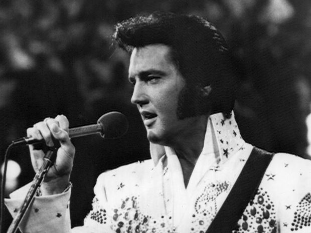 El famoso cantante norteamericano Elvis Presley, quien durante varias décadas fue considerado ''El rey del rock and roll''. En la imagen, en una de sus actuaciones.
