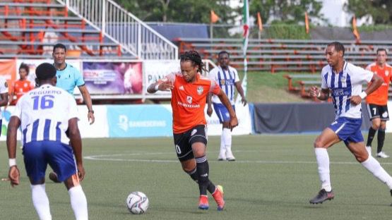 Charles Herold arma una jugada en el Cibao FC.