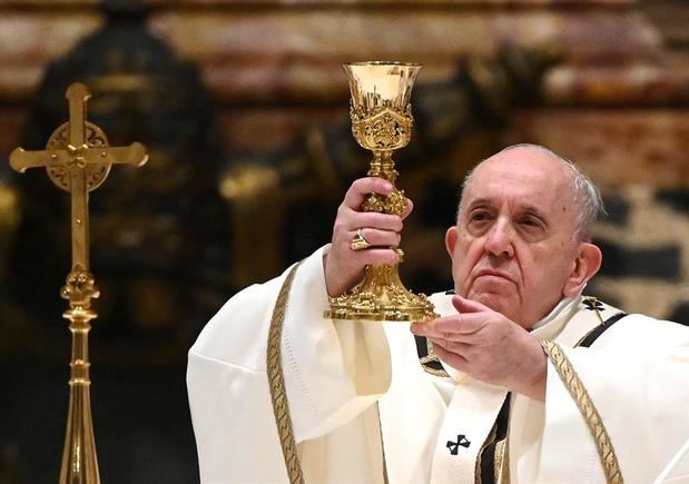 El Papa critica que la gente se vaya de vacaciones sin cumplir restricciones.
