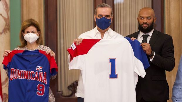 Raquel Peña, Presidente Luis Abinader junto al capitán de la selección dominicana de béisbol, Emilio Bonifacio.