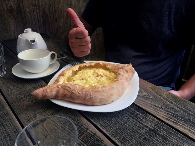 El jachapuri, un pan horneado con queso, es uno de los platos típicos de la cocina georgiana, que se degusta en diversas versiones regionales, entre las que destaca la de Ayaria, un inconfundible y delicioso barquito coronado con un huevo, esencial a la hora del desayuno.