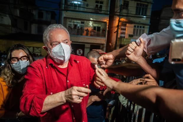 Fotografía de archivo tomada el pasado 26 de agosto en la que se registró al expresidente de Brasil Luiz Inácio Lula da Silva (2d), en Salvador, Brasil.