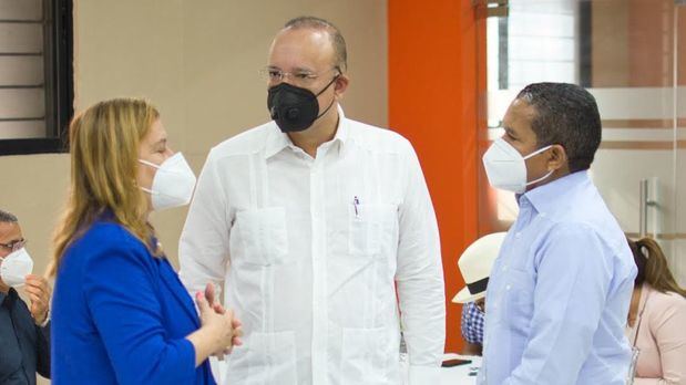 Ulises Rodríguez conversa con el director de Zonas Francas Daniel Liranzo y la Gobernadora de la Vega, Luisa Altagracia Jiménez Cabrera.