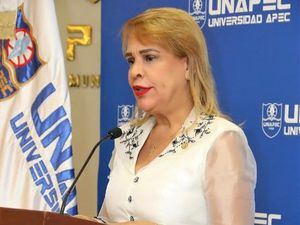La presidente del Colegio de Notarios, Laura Sánchez, pronuncia las palabras de bienvenida de la conferencia.