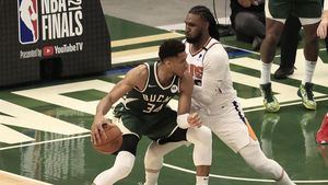 Los Bucks acortan distancia ante los Suns en Finales de NBA