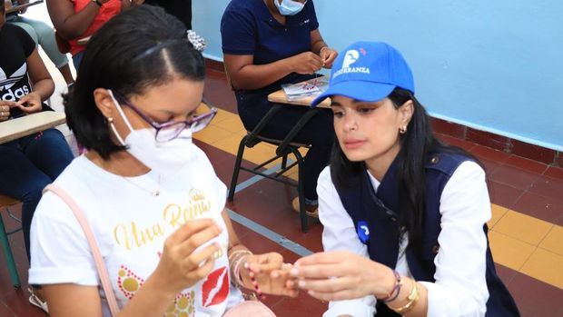 Judith Cury durante uno de los talleres en San Francisco de Macoris.