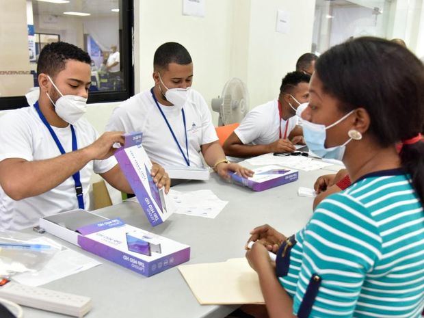 Entrega de equipos tecnológicos.