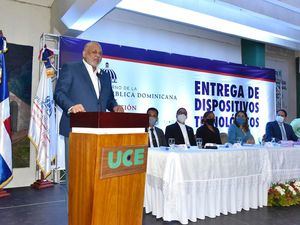 El ministro Roberto Fulcar, dijo que la entrega de equipos tecnológicos marca un antes y un después en la educación dominicana.
