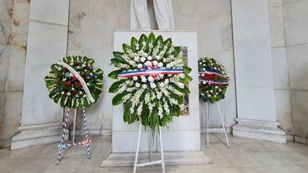 Las ofrendas florales, justo delante de la estatua donde descansan los restos de Juan Pablo Duarte. 