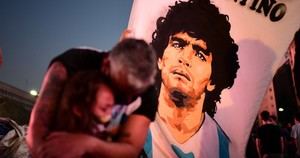 Un emotivo aplauso marcó el comienzo del adiós a Maradona