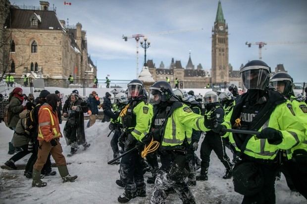 Casi 200 detenidos en una operación para dispersar la protesta antivacunas en Ottawa