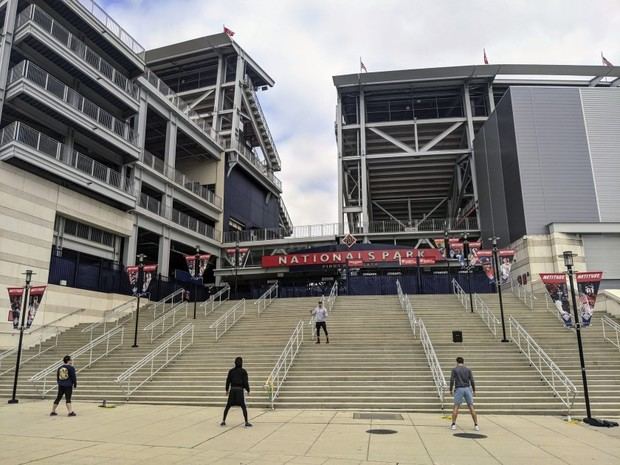 En foto de archivo de 26 de marzo del 2020 Chase Mckesey lidera un entrenamiento en las afueras del Nationals Park. El 10 de abril del 2020 el equipo confirmó que un empleado resultó positivo por coronavirus y que no se trata de un jugador. El empleado ya se encuentra recuperado. 