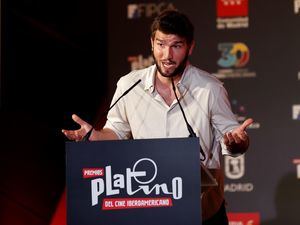 El compositor Lucas Vidal da un discurso durante la ceremonia de lectura de las nominaciones (película y series) a los Premios Platino del Cine Iberoamericano, este lunes, en Madrid.