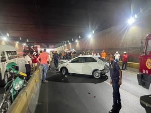 Bomberos y DIGESETT responden a colisión que provocó fuga de gas en Santo Domingo