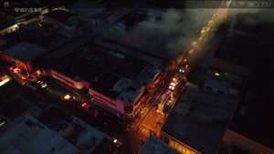 911 coordina asistencia de incendio en plaza comercial de Santiago