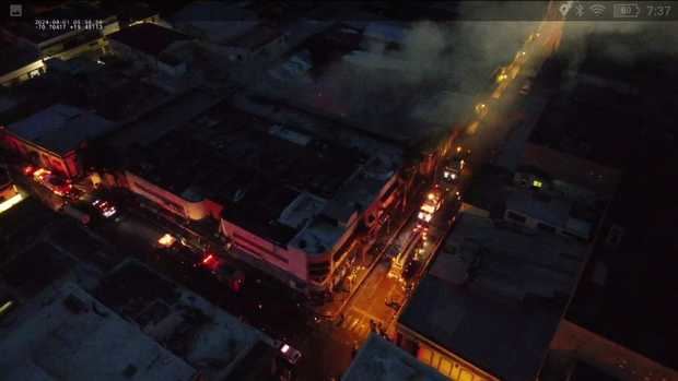 911 coordina asistencia de incendio en plaza comercial de Santiago.