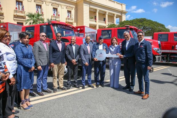 911 entrega 11 camiones a Cuerpos de Bomberos.