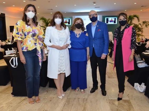 Celeste Perez, Yanira Fondeur de Hernández, Mildred de Sánchez Noble, Luis Sanchez Noble y Celine Madera.