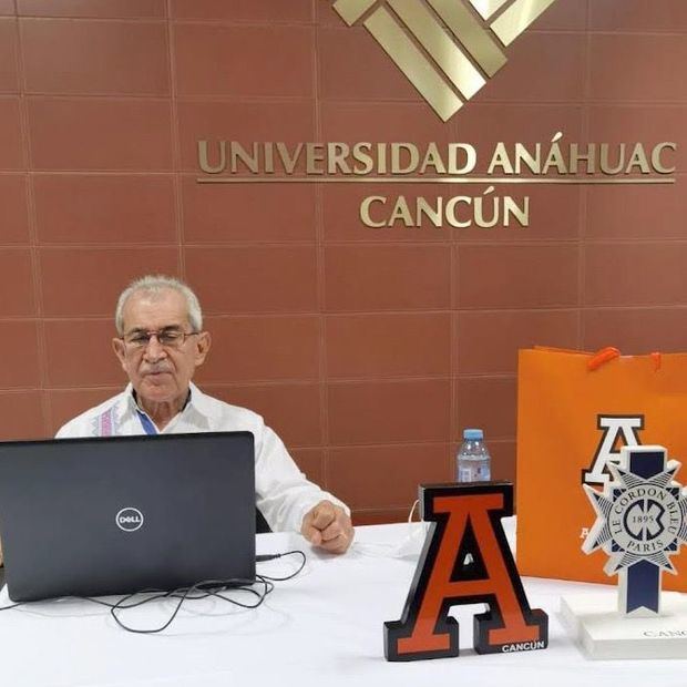 Bolívar Troncoso ofrece la conferencia en la Universidad Anáhuac Cancún.
