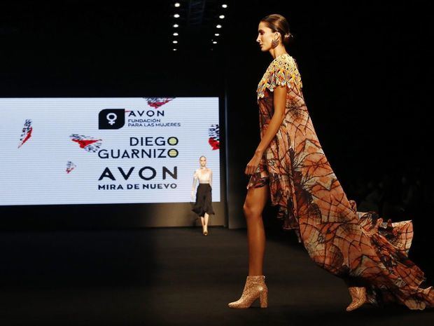 Una modelo desfila un diseño del colombiano Diego Guarnizo durante la pasarela 'Mira de Nuevo' para la Fundación Avon para la mujer, hoy, durante el desfile inaugural de Colombiatex + Colombiamoda 2021, en Medellín, Colombia.