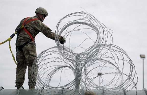 Soldado estadounidense reforzando la frontera